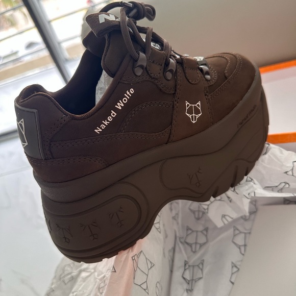 New sneakers Wolfe I bought them but the size didn't fit me. - Picture 8 of 10